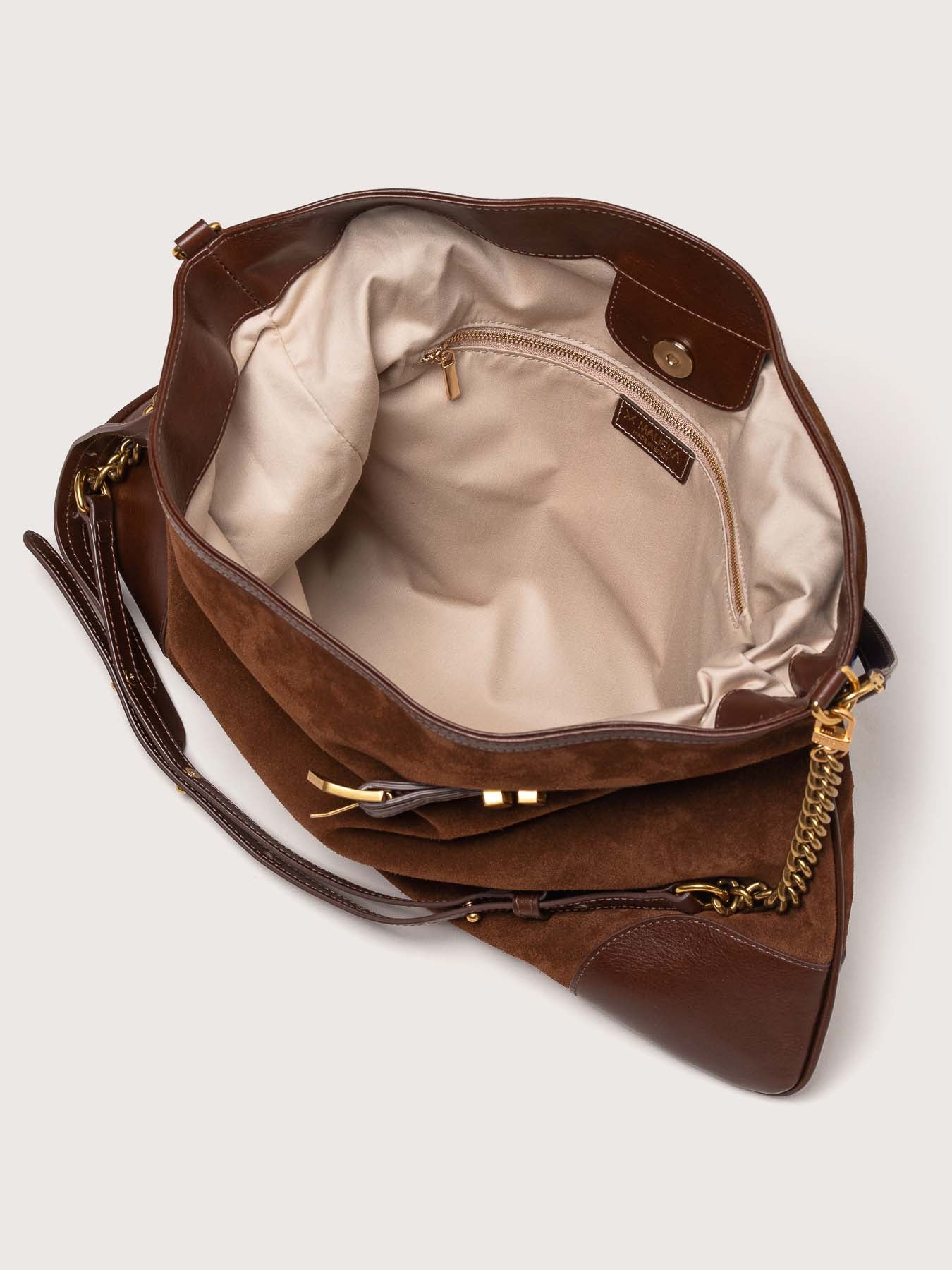 Interior view of the Pereira Maxi bag in mink suede leather by Mauska. Designed in San Sebastián and handcrafted in Ubrique, Spain. Defined by texture and contemporary design.