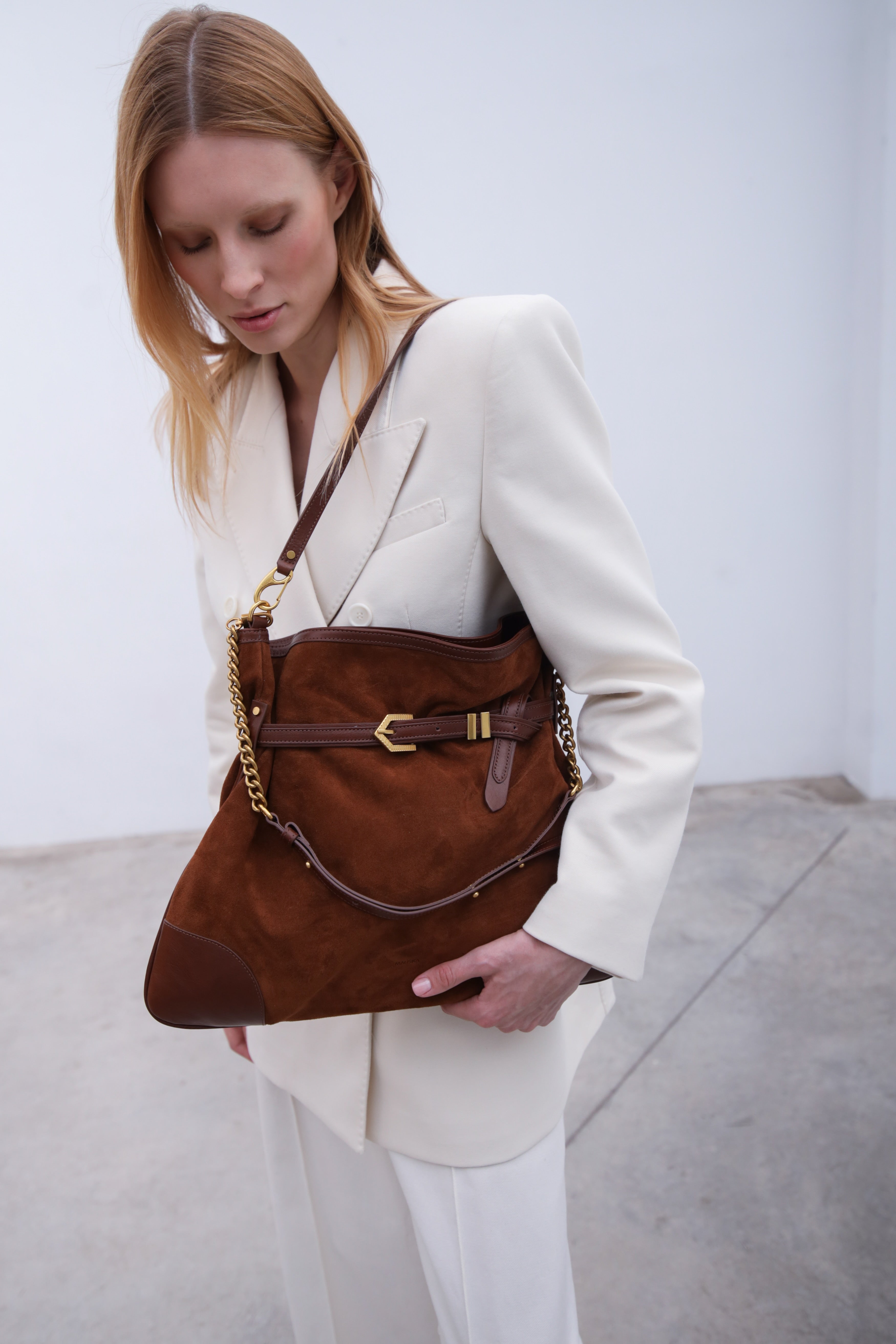 Pereira Maxi mink suede bag worn on model by Mauska. Designed in San Sebastián and handcrafted in Ubrique, Spain. Defined by texture and contemporary design.