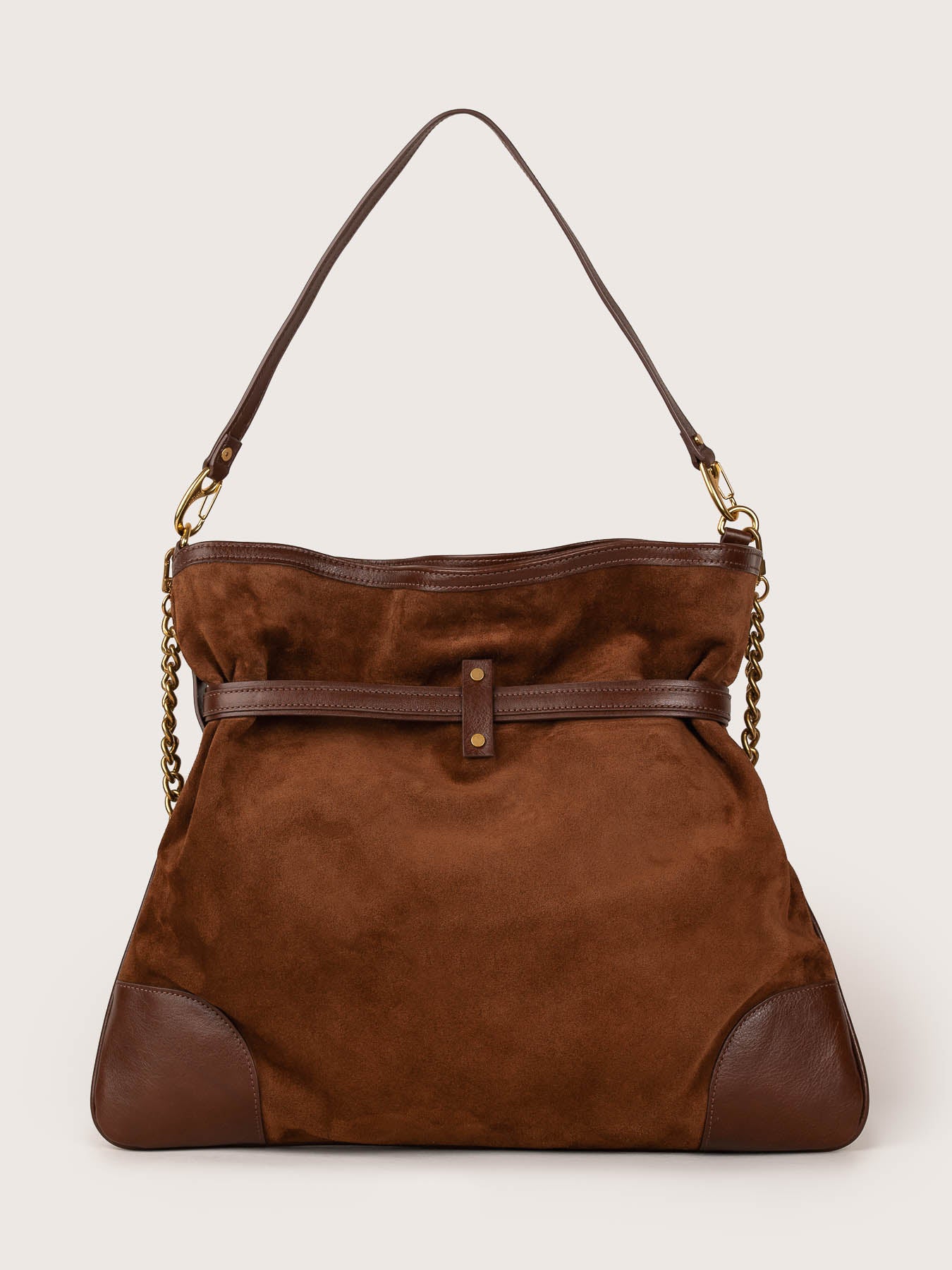 Rear view of the Pereira Maxi bag in mink suede leather by Mauska. Designed in San Sebastián and handcrafted in Ubrique, Spain. Defined by texture and contemporary design.