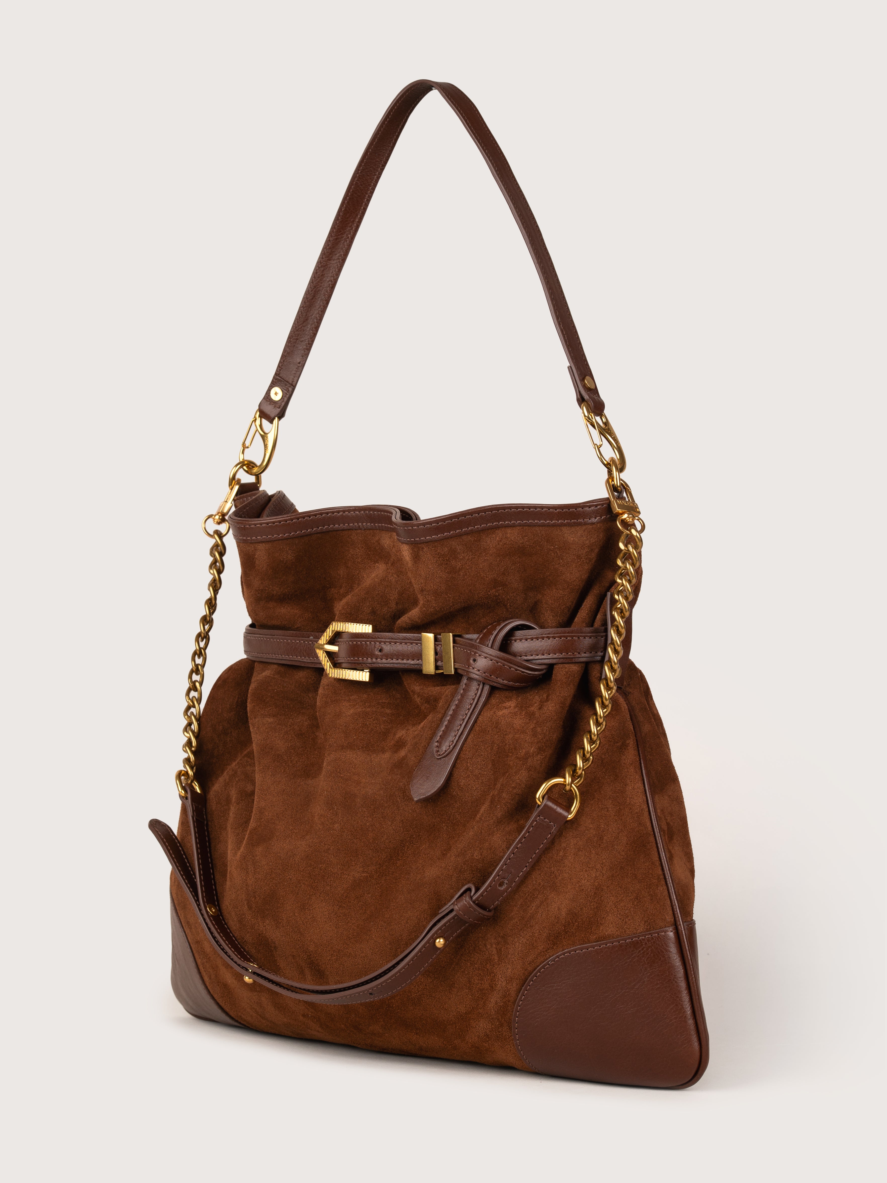 Side profile of the Pereira Maxi bag in mink suede leather by Mauska. Designed in San Sebastián and handcrafted in Ubrique, Spain. Defined by texture and contemporary design.