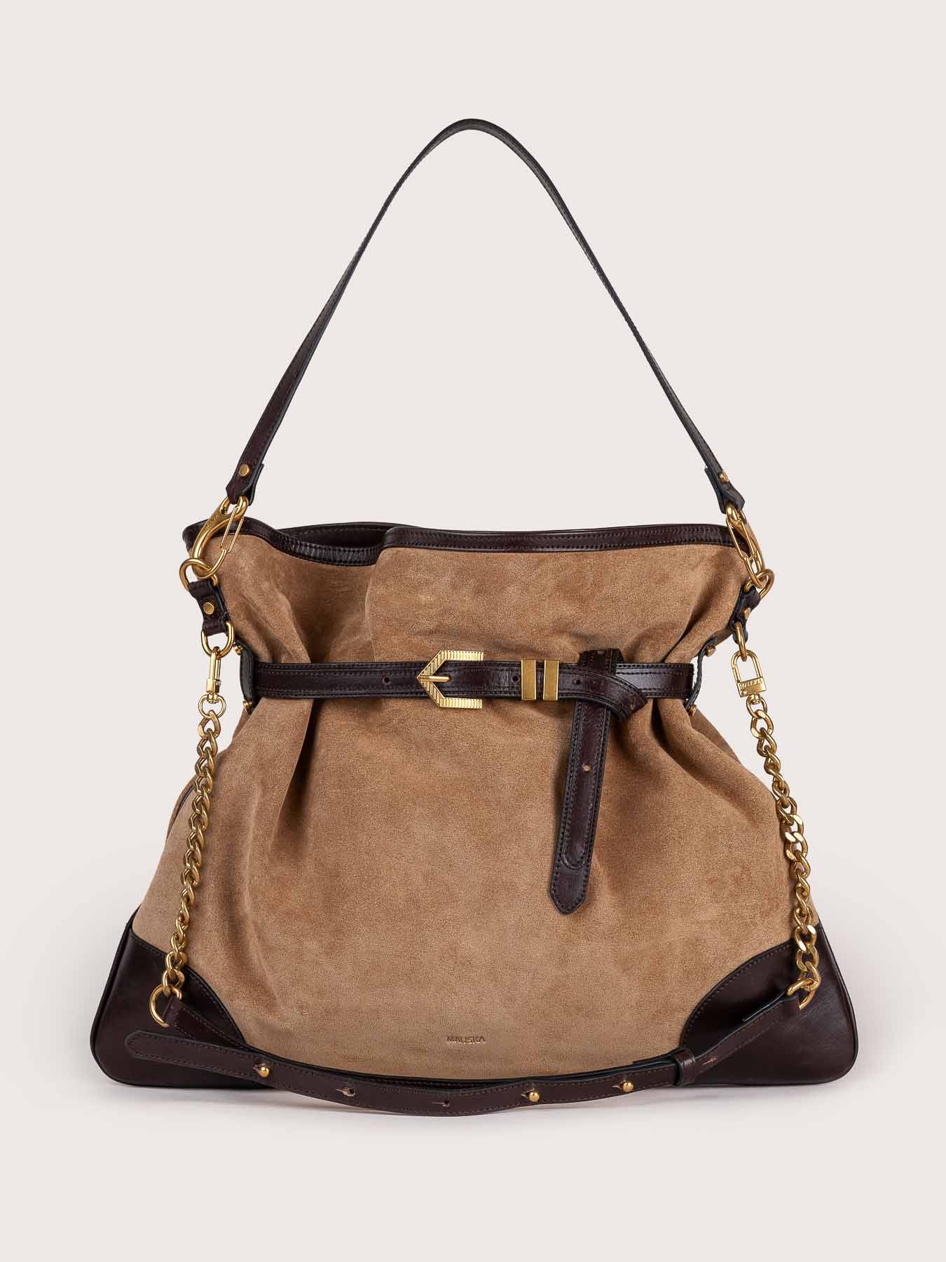 Front view of the Pereira Maxi bag in sand suede leather by Mauska. Designed in San Sebastián and handcrafted in Ubrique, Spain. Defined by texture and contemporary design.