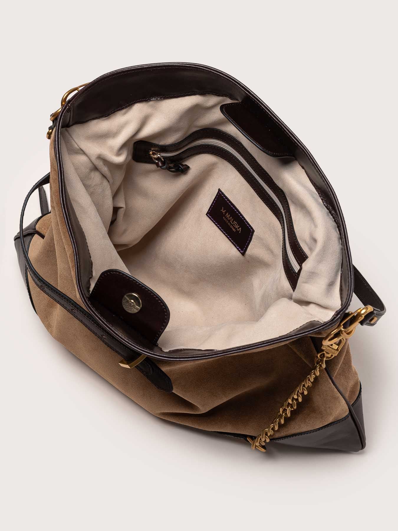 Interior view of the Pereira Maxi bag in sand suede leather by Mauska. Designed in San Sebastián and handcrafted in Ubrique, Spain. Defined by texture and contemporary design.