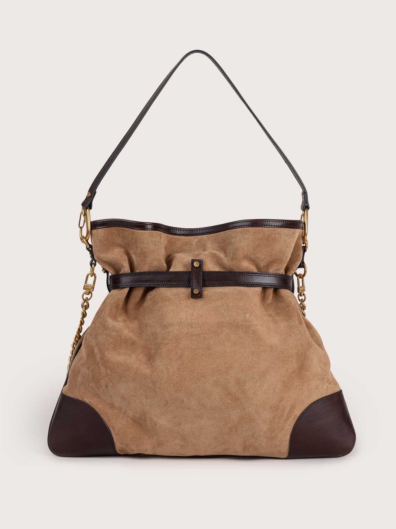 Rear view of the Pereira Maxi bag in sand suede leather by Mauska. Designed in San Sebastián and handcrafted in Ubrique, Spain. Defined by texture and contemporary design.
