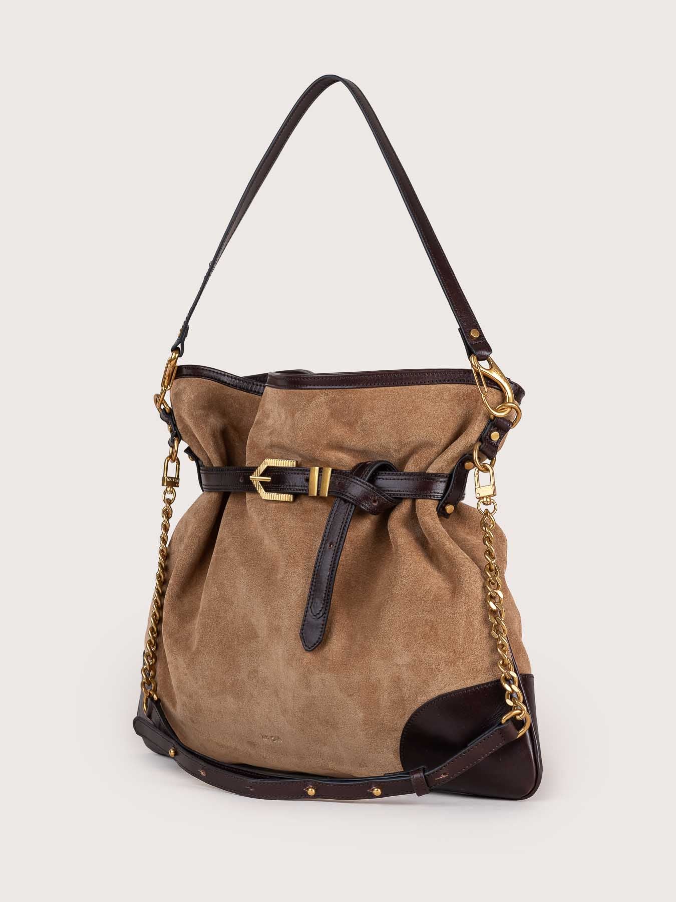 Side view of the Pereira Maxi bag in sand suede leather by Mauska. Designed in San Sebastián and handcrafted in Ubrique, Spain. Defined by texture and contemporary design.