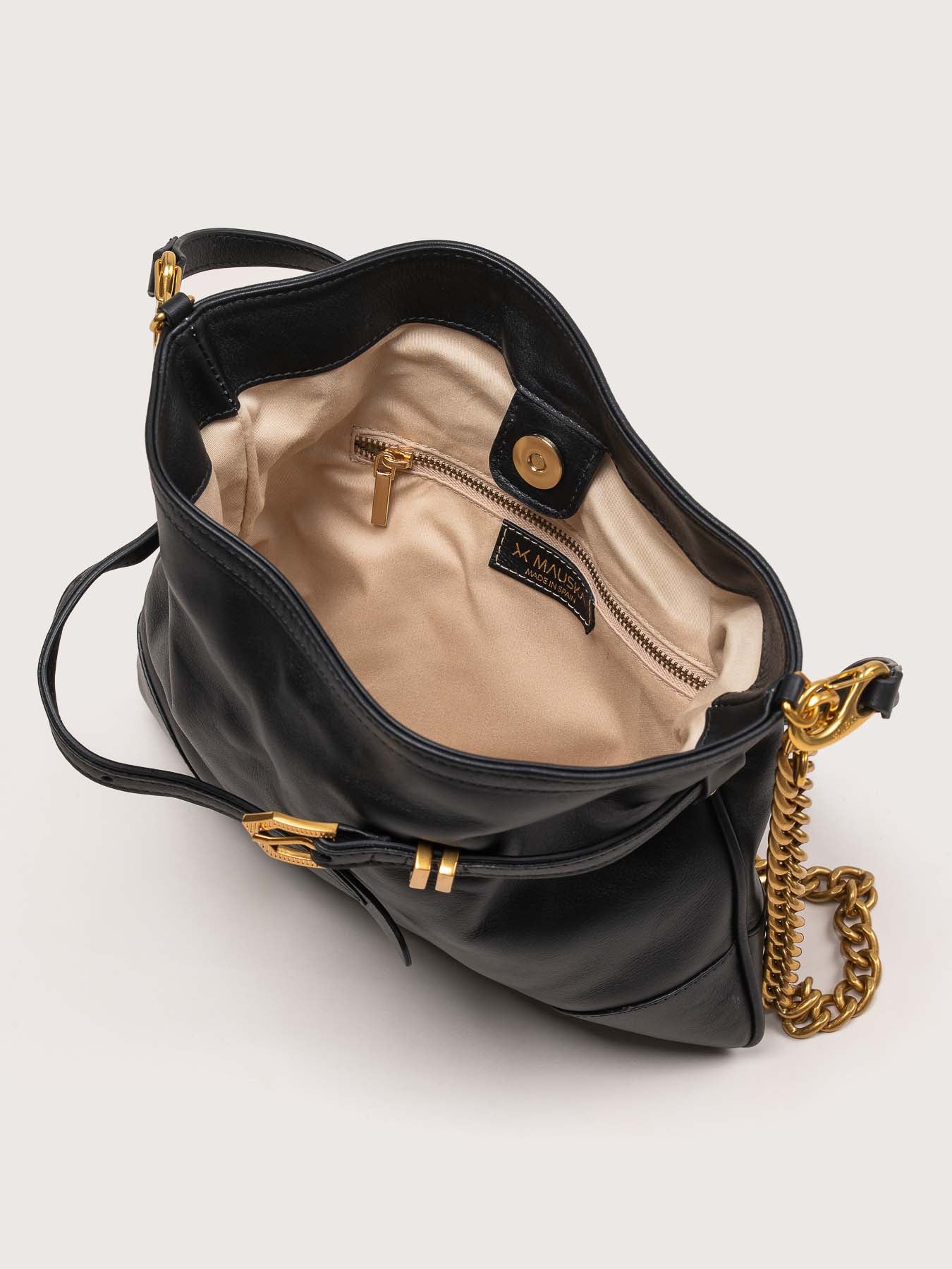 Interior view of the Pereira Mini bag in black suede leather by Mauska. Designed in San Sebastián and handcrafted in Ubrique, Spain. Defined by texture and contemporary design.