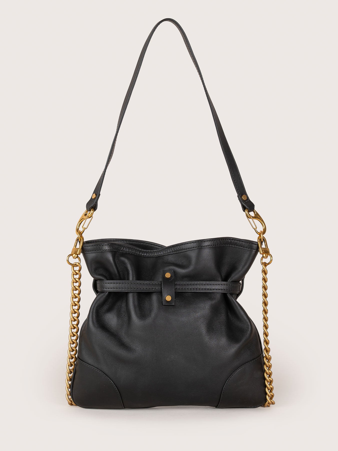 Rear view of the Pereira Mini bag in black suede leather by Mauska. Designed in San Sebastián and handcrafted in Ubrique, Spain. Defined by texture and contemporary design.