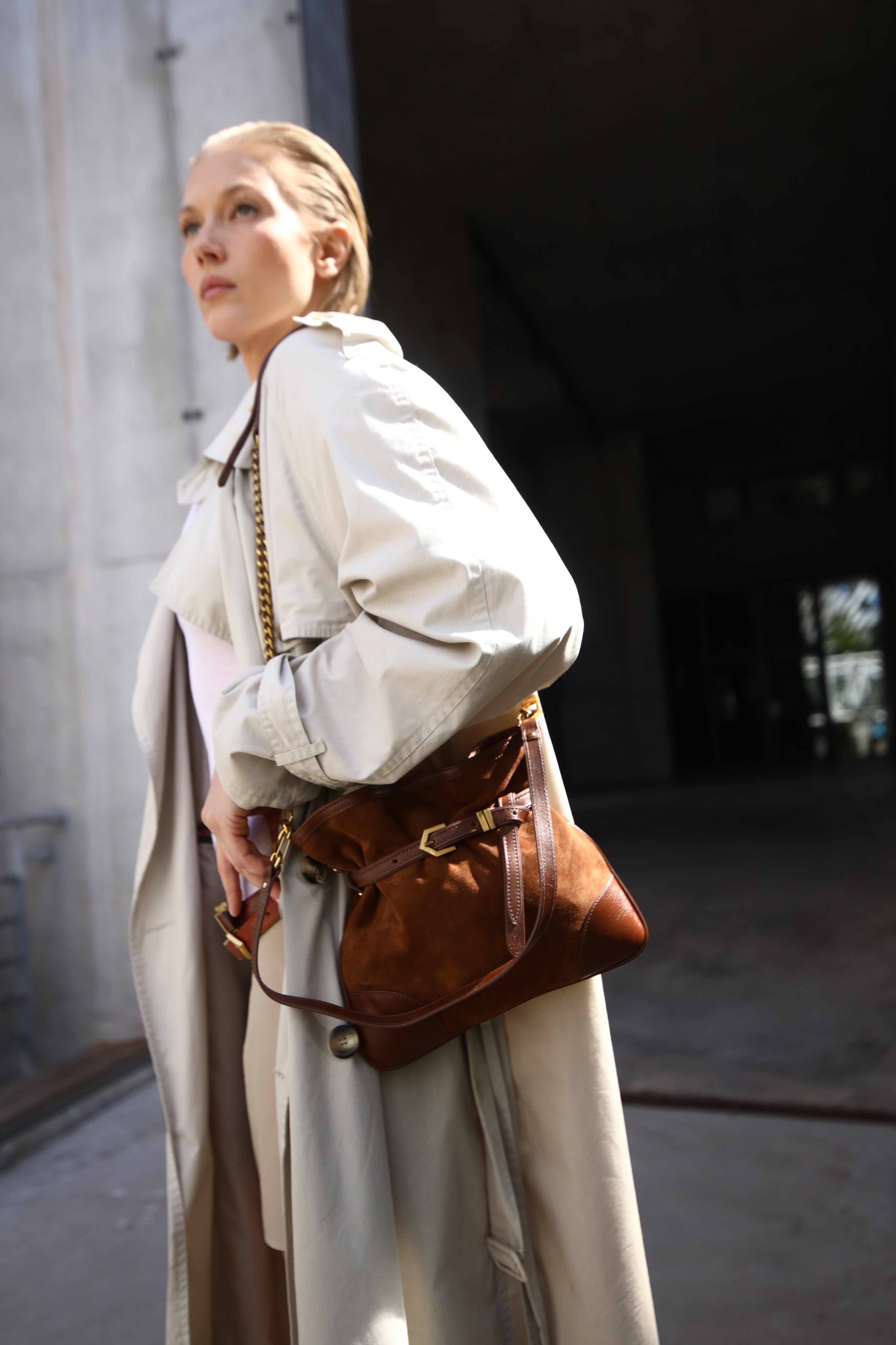 Pereira Mini mink suede bag worn on model by Mauska. Designed in San Sebastián and handcrafted in Ubrique, Spain. Defined by texture and contemporary design.