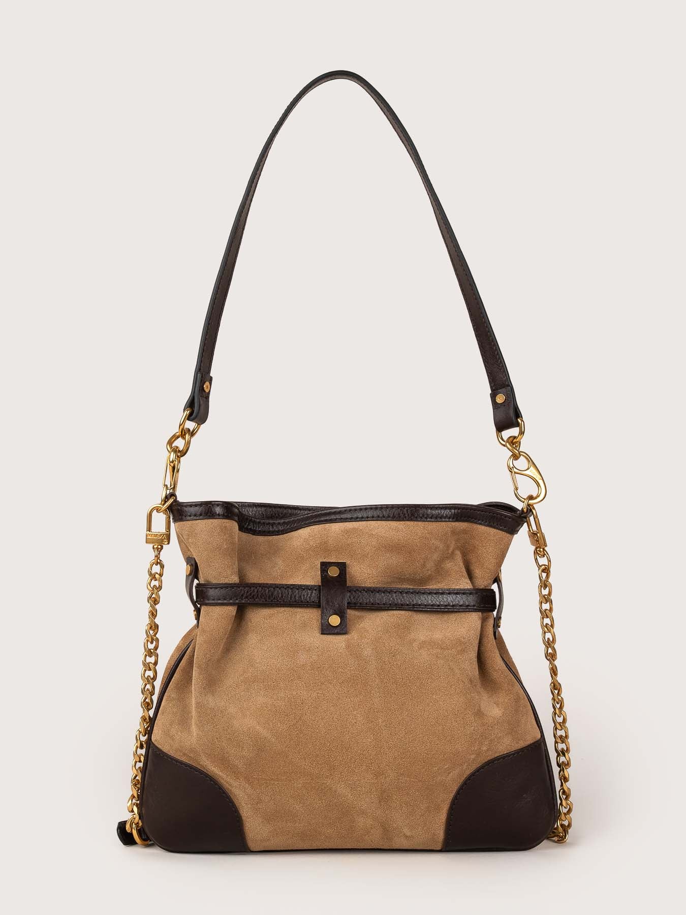 Back view of the Pereira Mini bag in sand suede leather by Mauska. Designed in San Sebastián and handcrafted in Ubrique, Spain. Defined by texture and contemporary design.