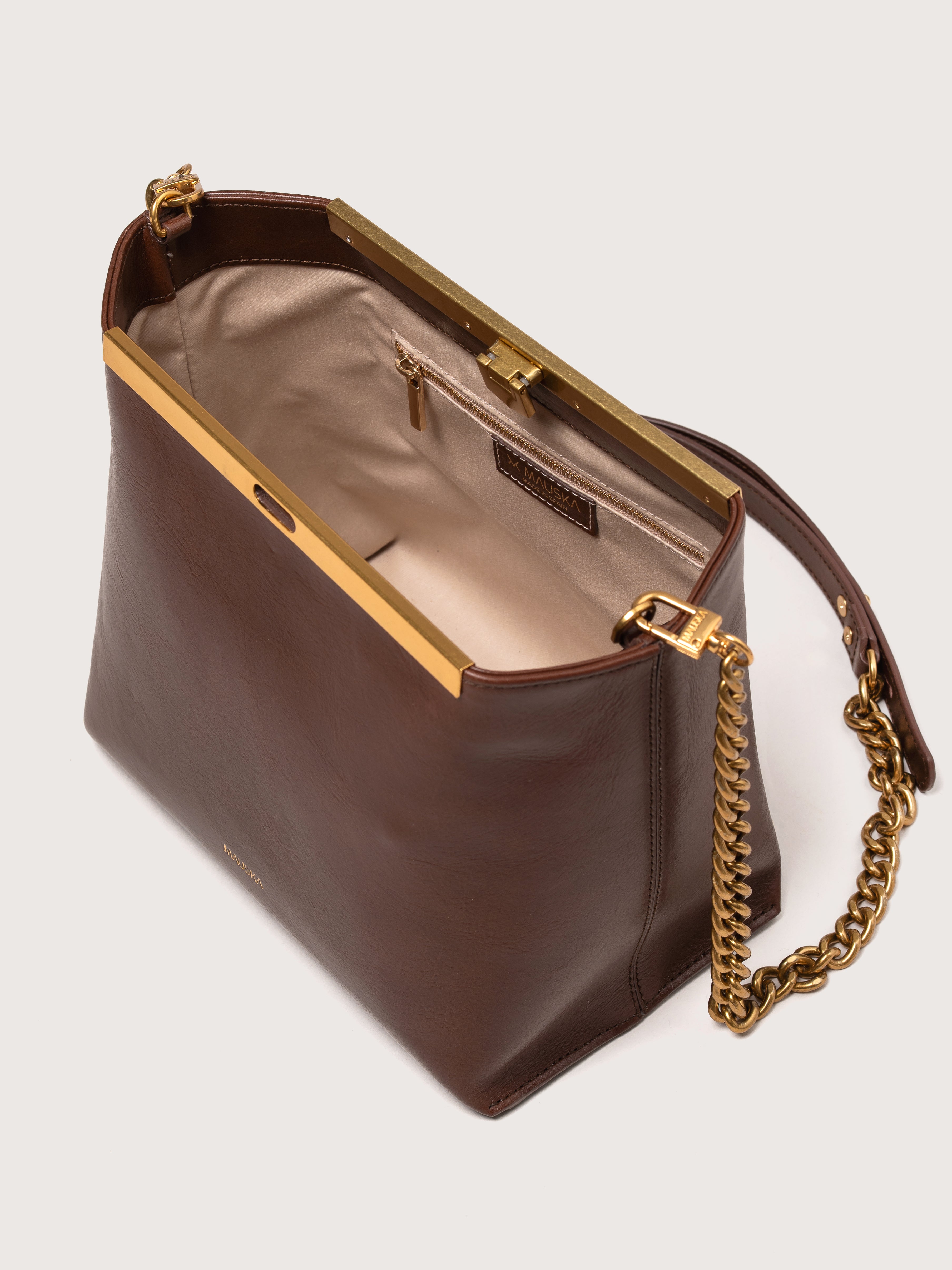 Interior view of the Petra suede bag in hazelnut color by Mauska. Designed in San Sebastián and handcrafted in Ubrique, Spain. Defined by texture and contemporary design.