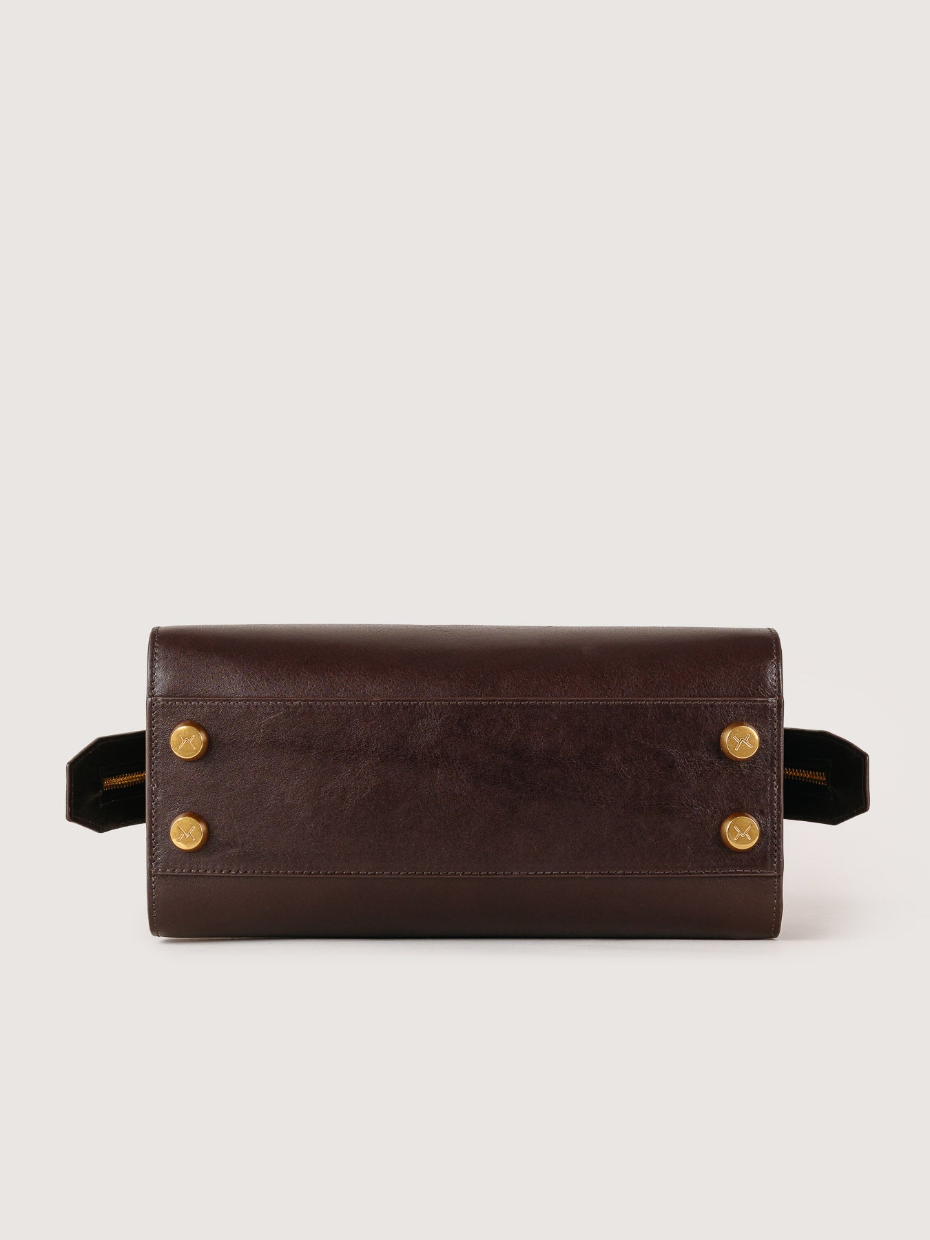 Base detail of Rosario bag in chocolate brown leather, structured form, made in Spain