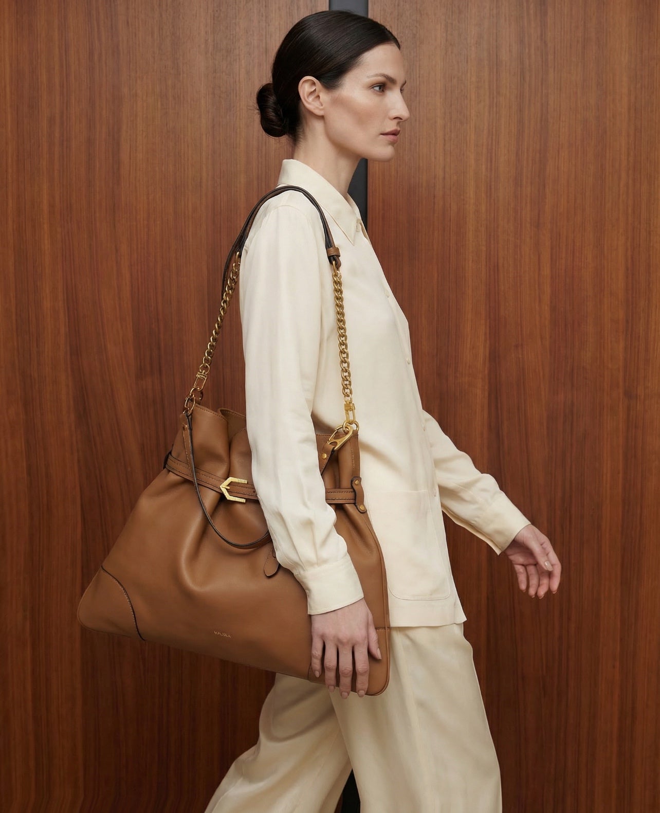Pereira Maxi habana leather bag worn by model, showing scale and fit.