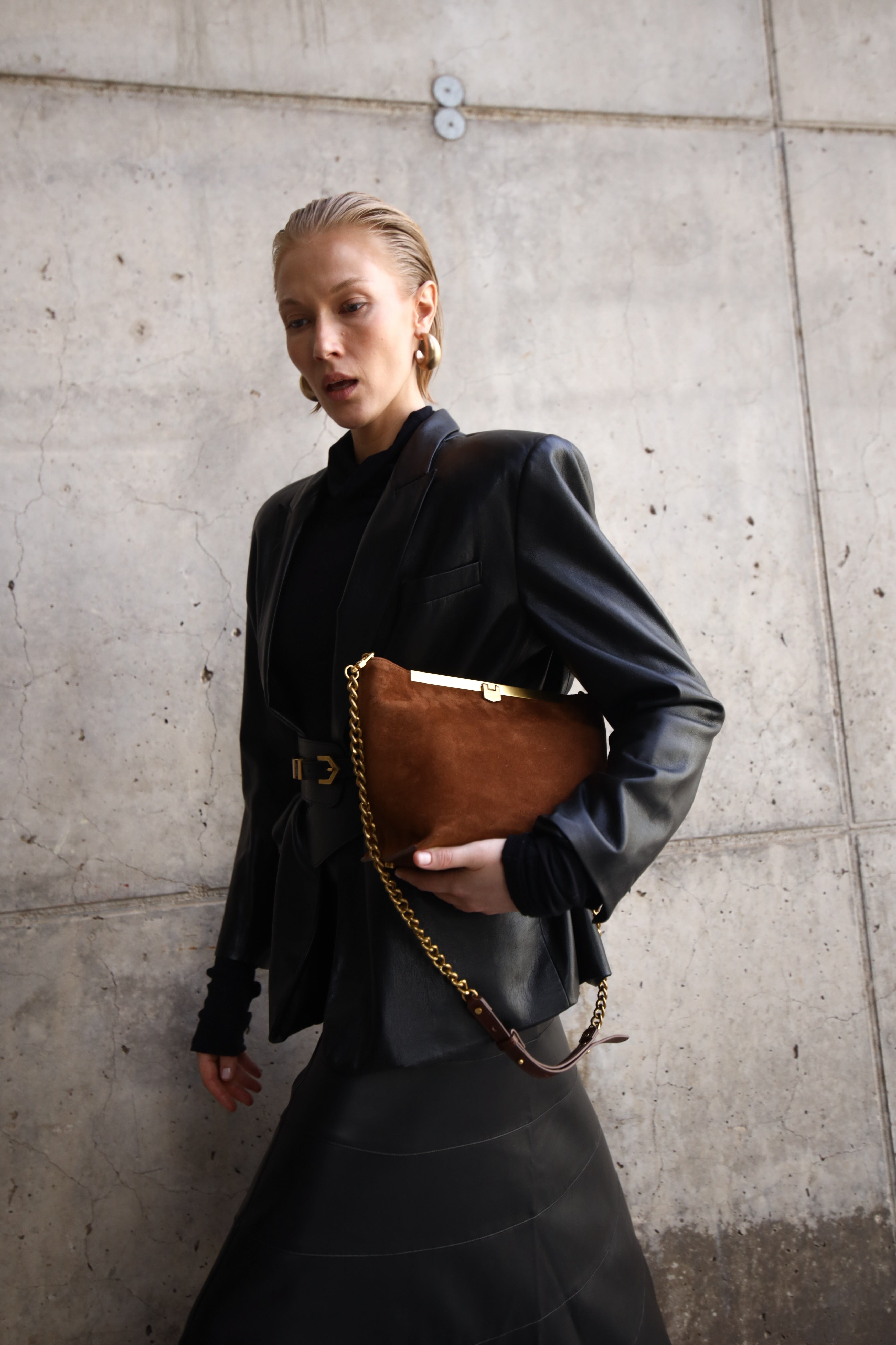 Estilismo con el bolso artesano PETRA visón de MAUSKA hecho en España.