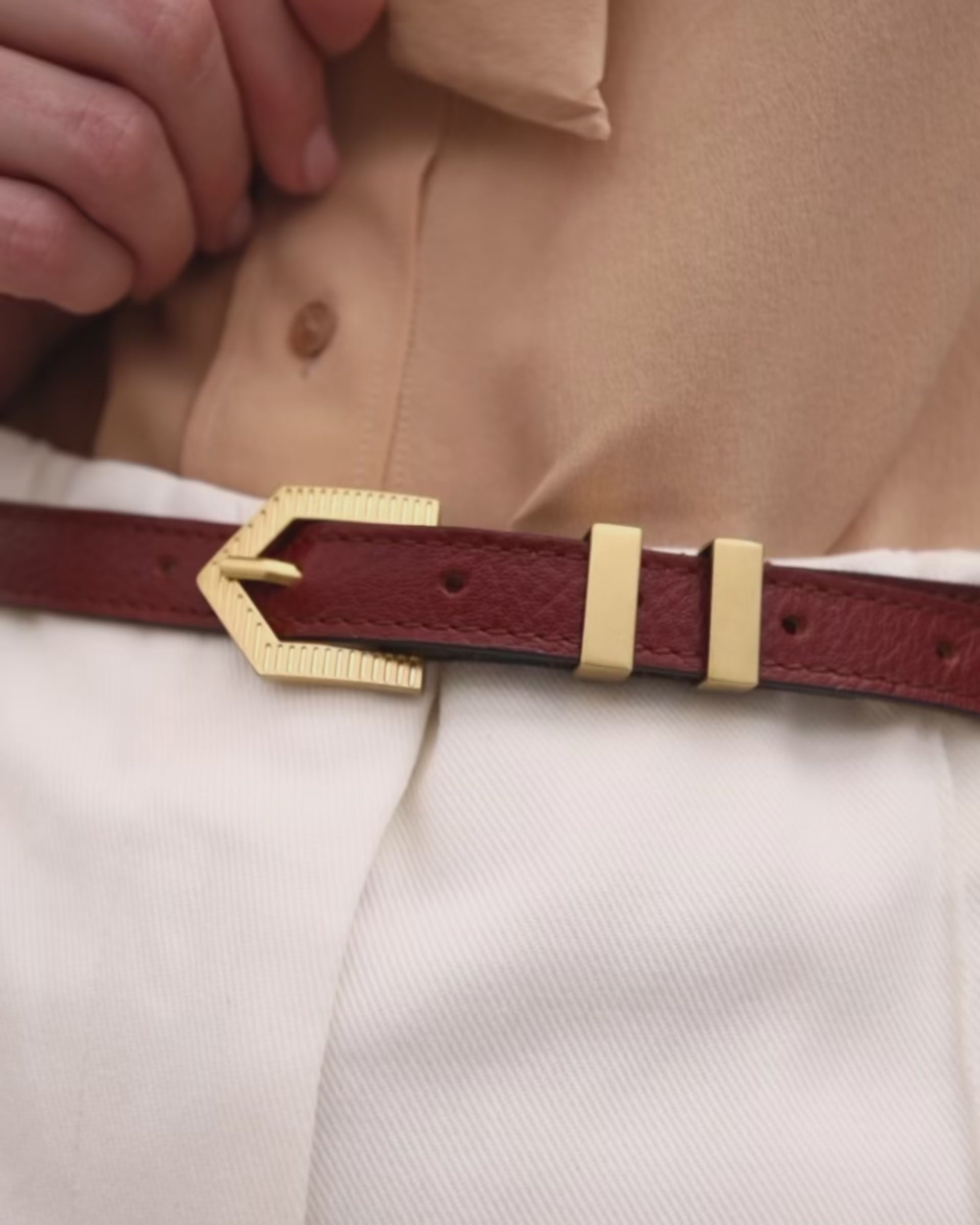 Detailed view of the Louna calfskin leather belt by Mauska. Crafted with precision, this piece reflects refined materials and a clean, understated design. Designed in San Sebastián and made in Ubrique, Spain. Hand-painted edges and a polished buckle complete its finish.