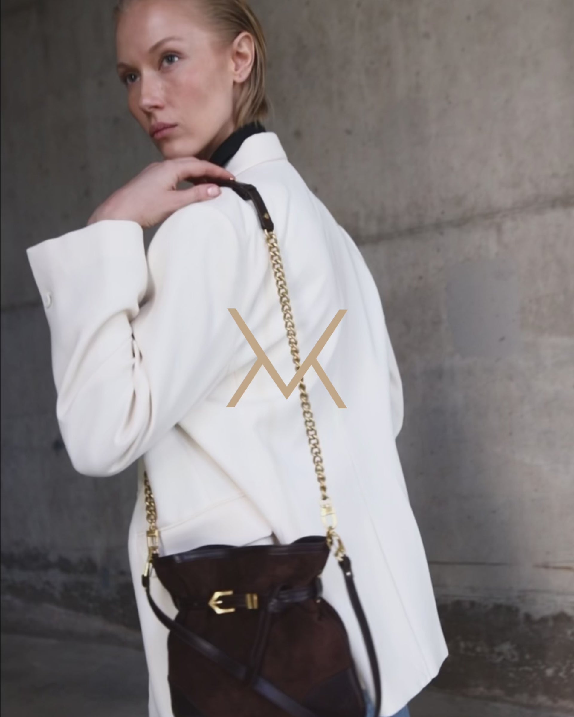 Video of the Pereira Mini bag in ebony suede leather by Mauska. Designed in San Sebastián and handcrafted in Ubrique, Spain. Defined by texture and contemporary design.