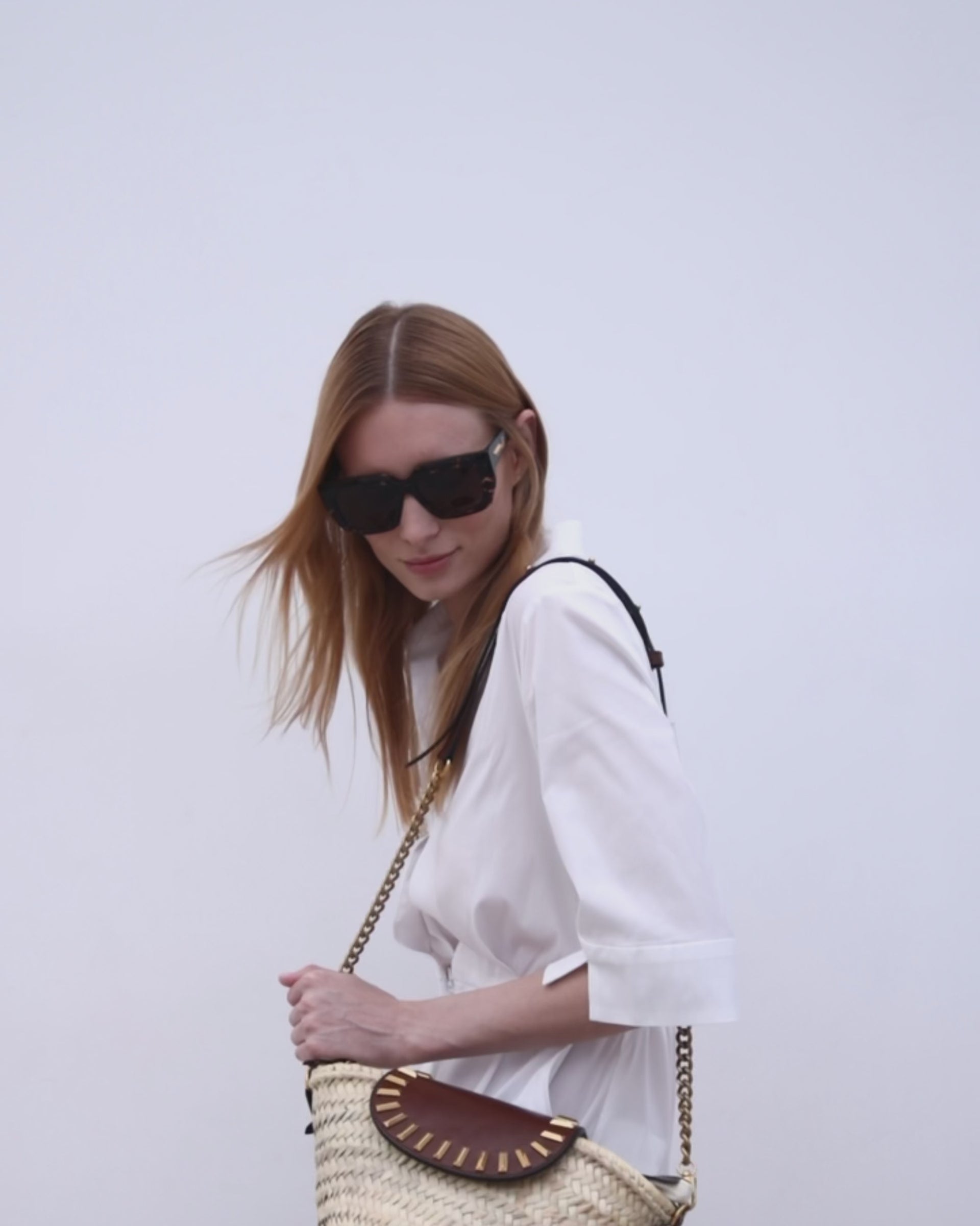 Video of the Majorelle studded basket bag in hazelnut leather by Mauska. Designed in San Sebastián and handcrafted in Ubrique, Spain. Defined by texture and contemporary design.