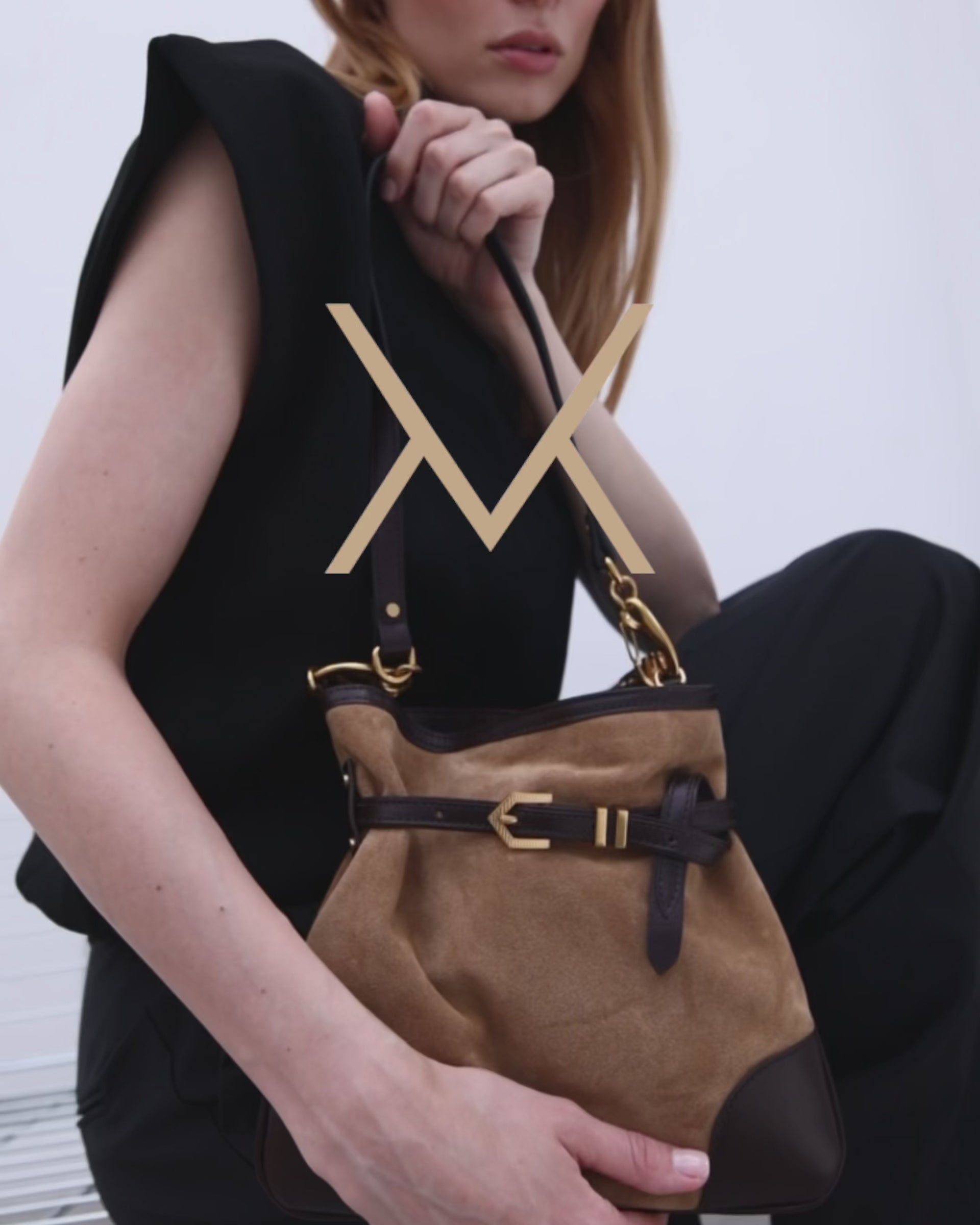 Video of the Pereira Mini bag in sand suede leather by Mauska. Designed in San Sebastián and handcrafted in Ubrique, Spain. Defined by texture and contemporary design.