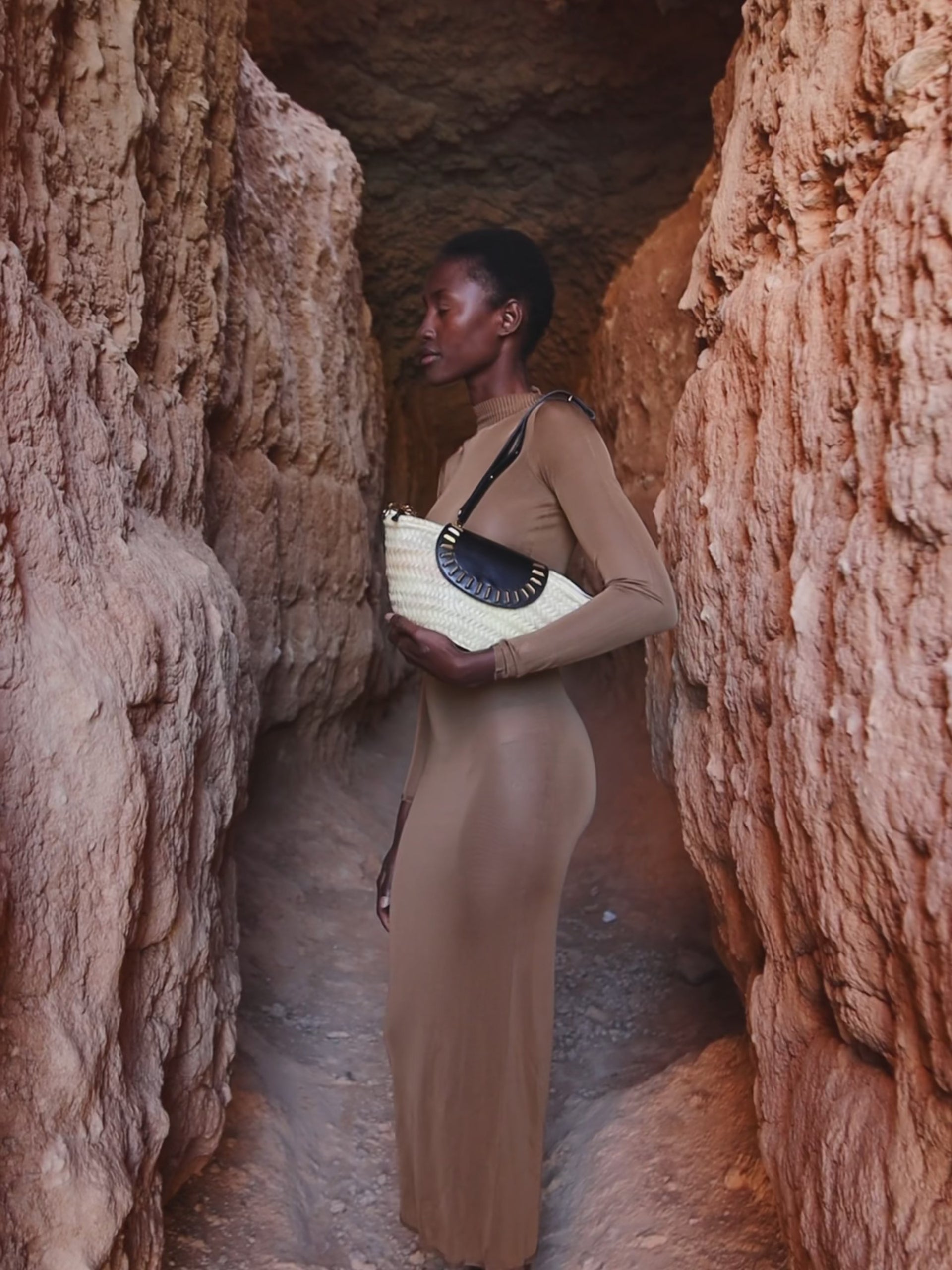 Video of the Majorelle studded basket bag in black leather by Mauska. Designed in San Sebastián and handcrafted in Ubrique, Spain. Defined by texture and contemporary design.