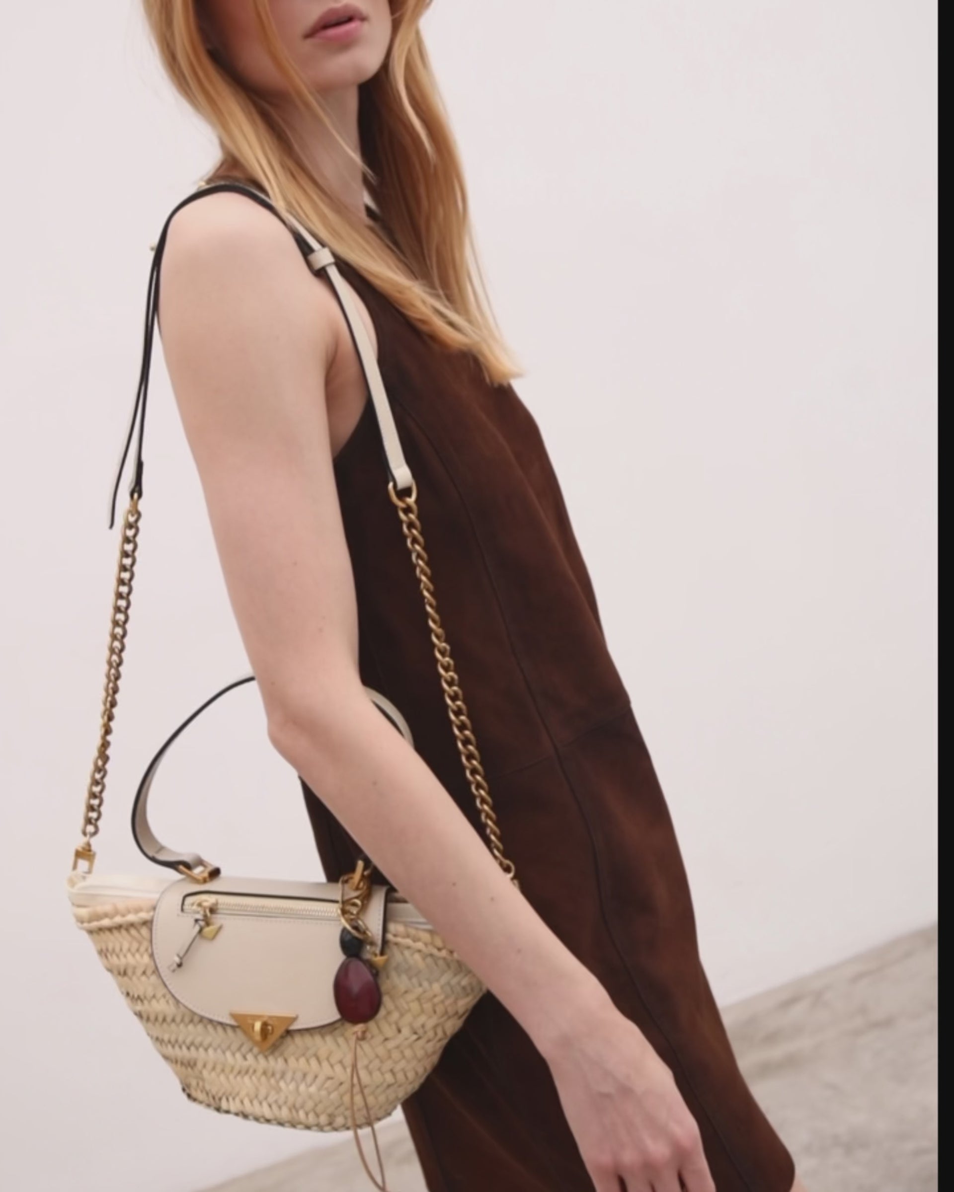 Video of the Majorelle basket bag in ivory leather with handle by Mauska. Designed in San Sebastián and handcrafted in Ubrique, Spain. Defined by texture and contemporary design.