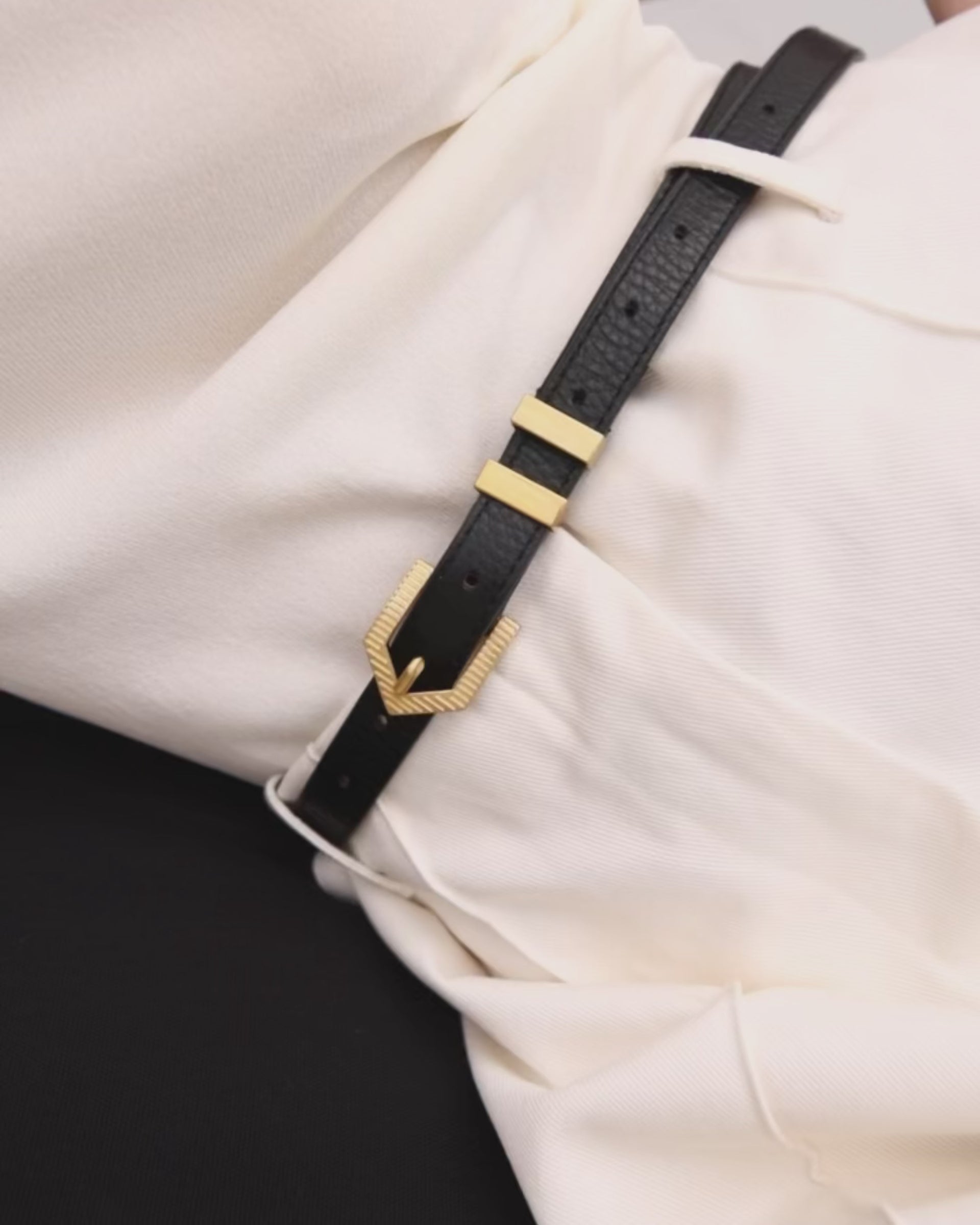 Detailed view of the Louna calfskin leather belt by Mauska. Crafted with precision, this piece reflects refined materials and an understated design. Designed in San Sebastián and made in Ubrique, Spain. Hand-painted edges and a polished buckle complete its finish.