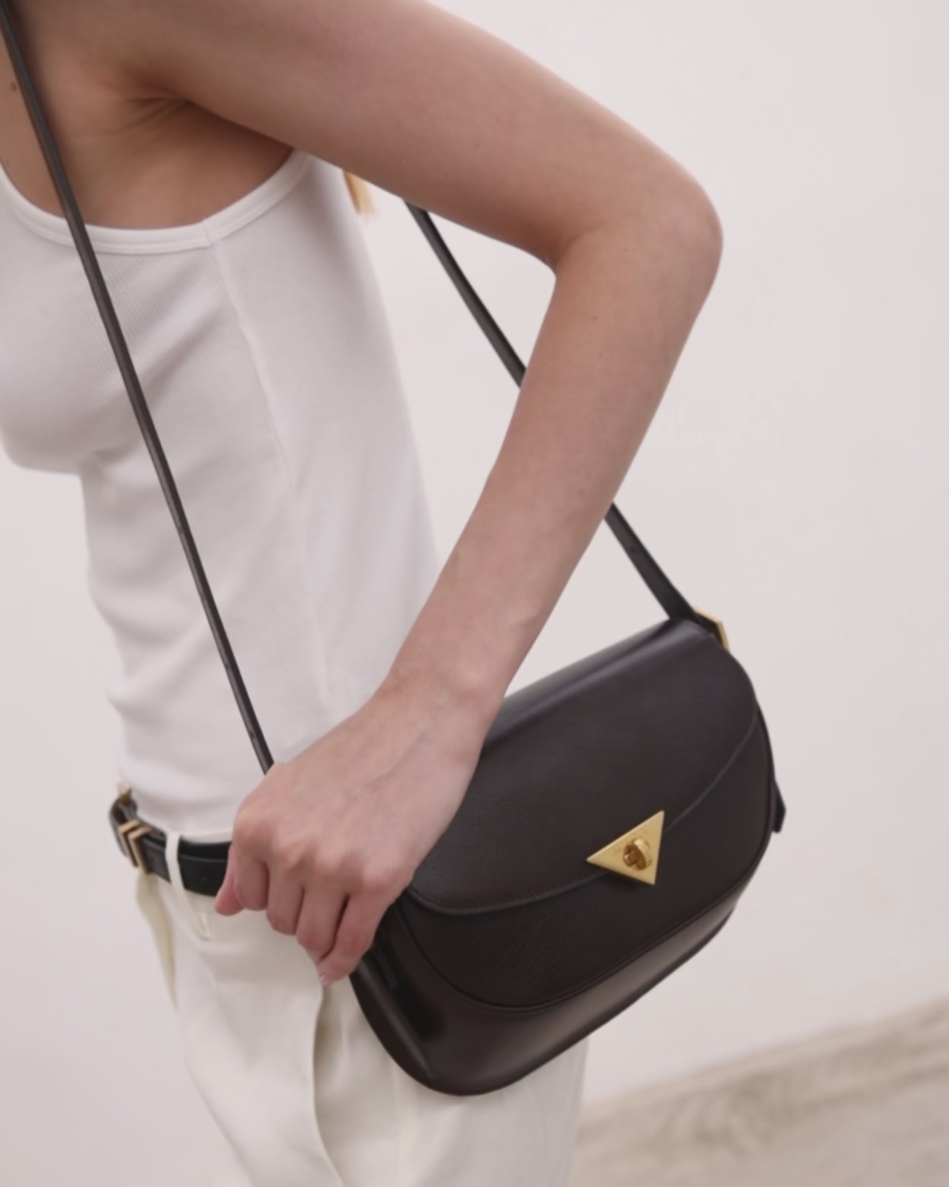 Video of the Castañuela bag in black suede leather by Mauska. Designed in San Sebastián and handcrafted in Ubrique, Spain. Defined by texture and contemporary design.