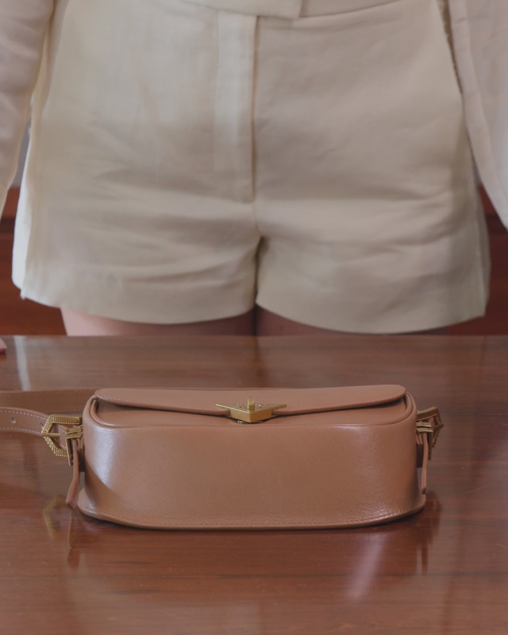 Video showing what fits inside the natural Castañuela bag, including a phone, wallet, sunglasses and other everyday essentials.