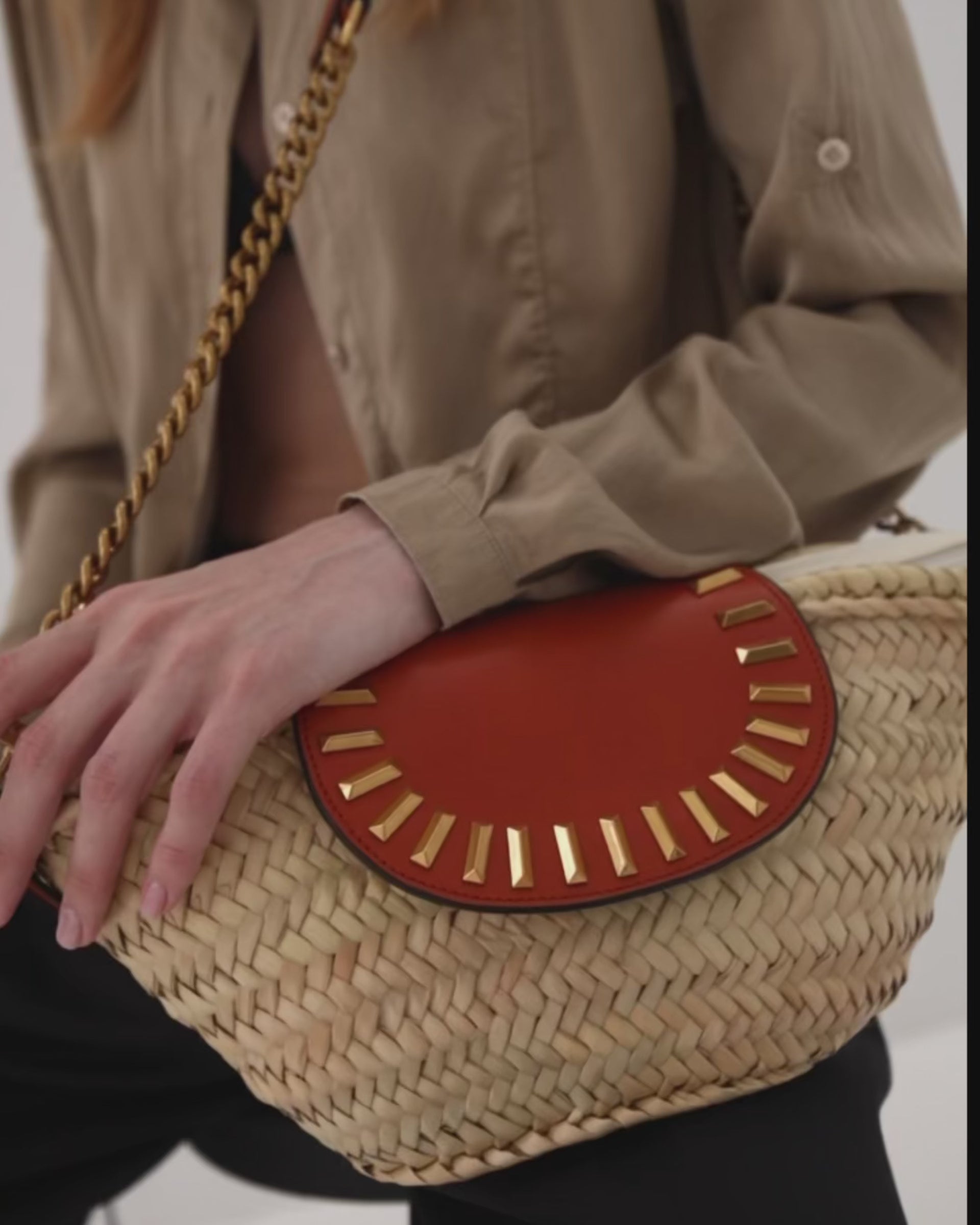 Video of the Majorelle studded basket bag in honey leather by Mauska. Designed in San Sebastián and handcrafted in Ubrique, Spain. Defined by texture and contemporary design.