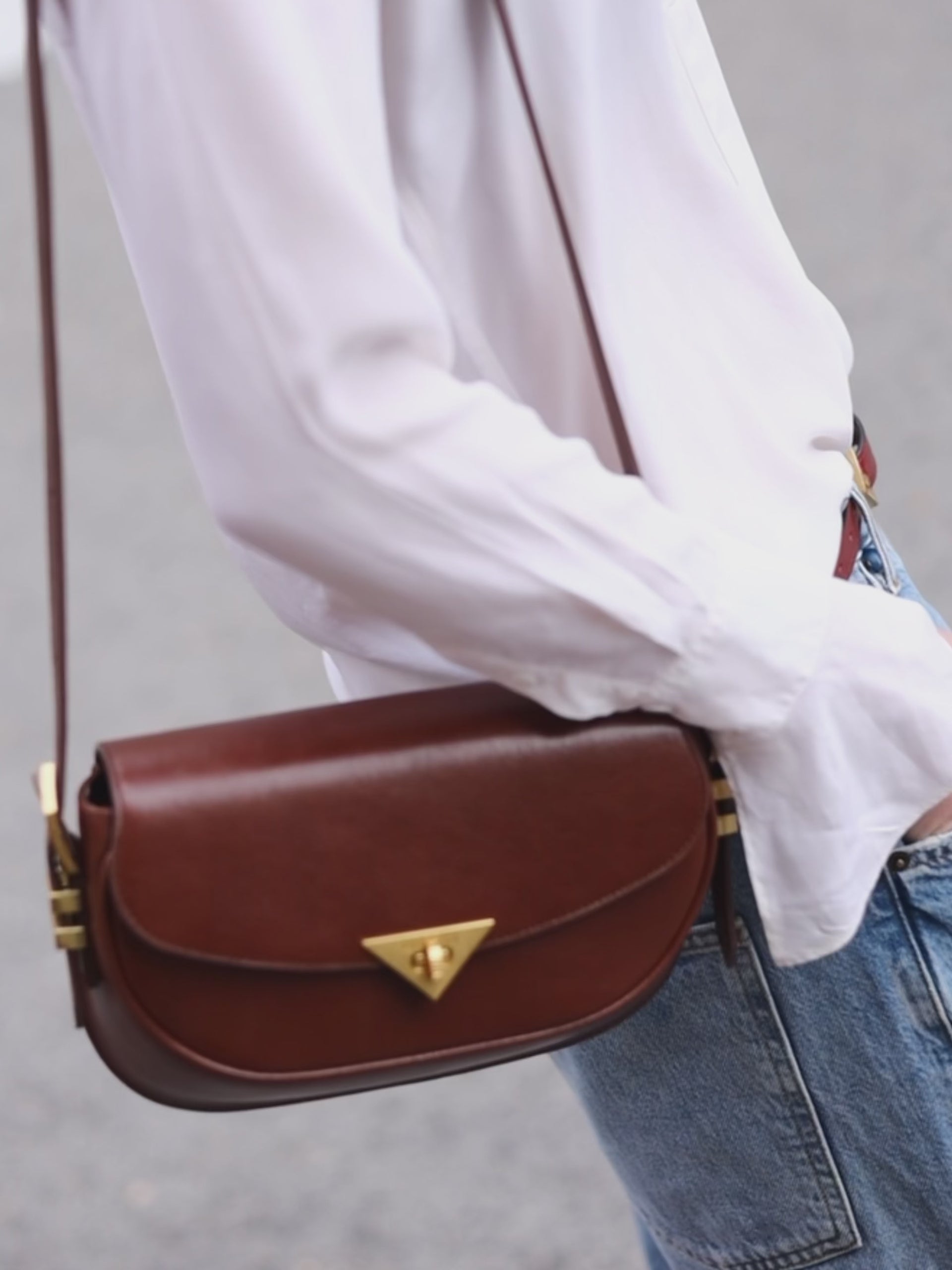 Video of the Castañuela leather bag in hazelnut by Mauska. Crafted in suede leather, this piece reflects refined materials and a clean, contemporary design. Designed in San Sebastián and meticulously made in Ubrique, Spain.