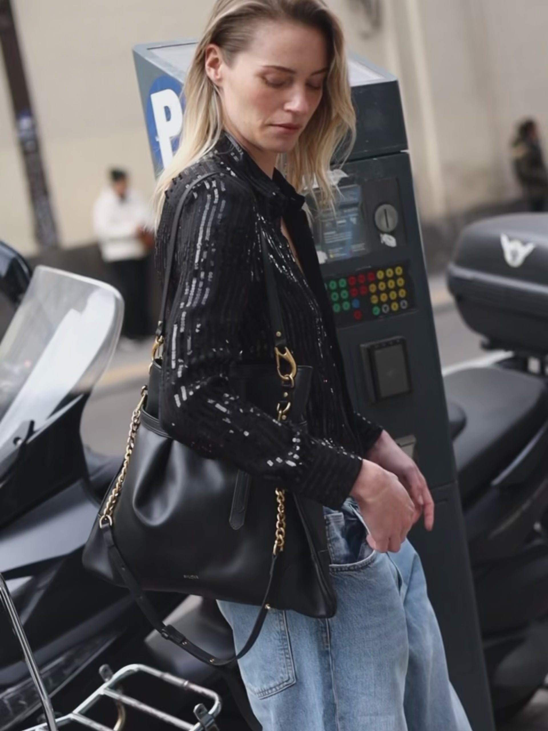 Video of the Pereira Maxi bag in black suede leather by Mauska. Designed in San Sebastián and handcrafted in Ubrique, Spain. Defined by texture and contemporary design.