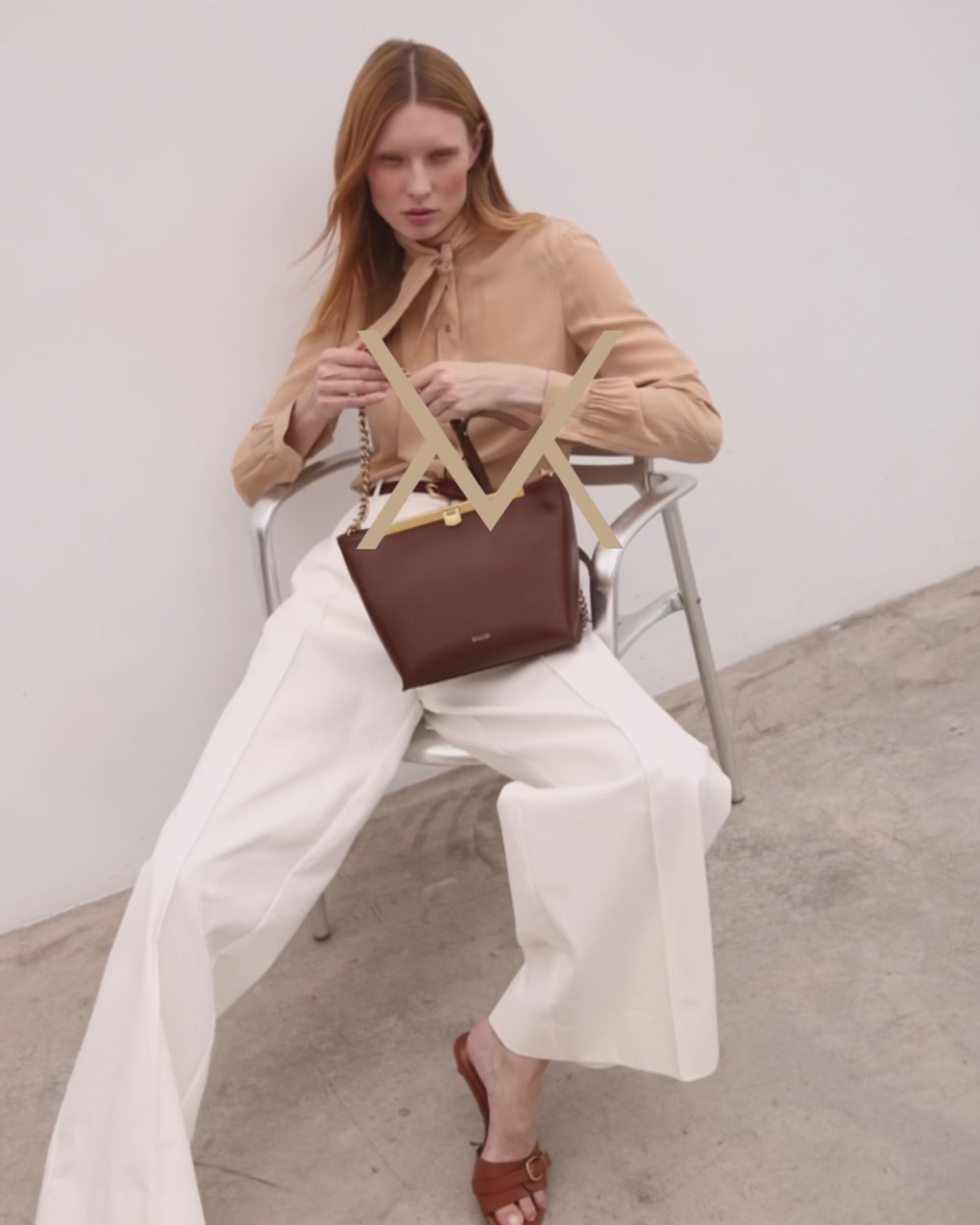 Video of the Petra suede bag in hazelnut color by Mauska. Designed in San Sebastián and handcrafted in Ubrique, Spain. Defined by texture and contemporary design.