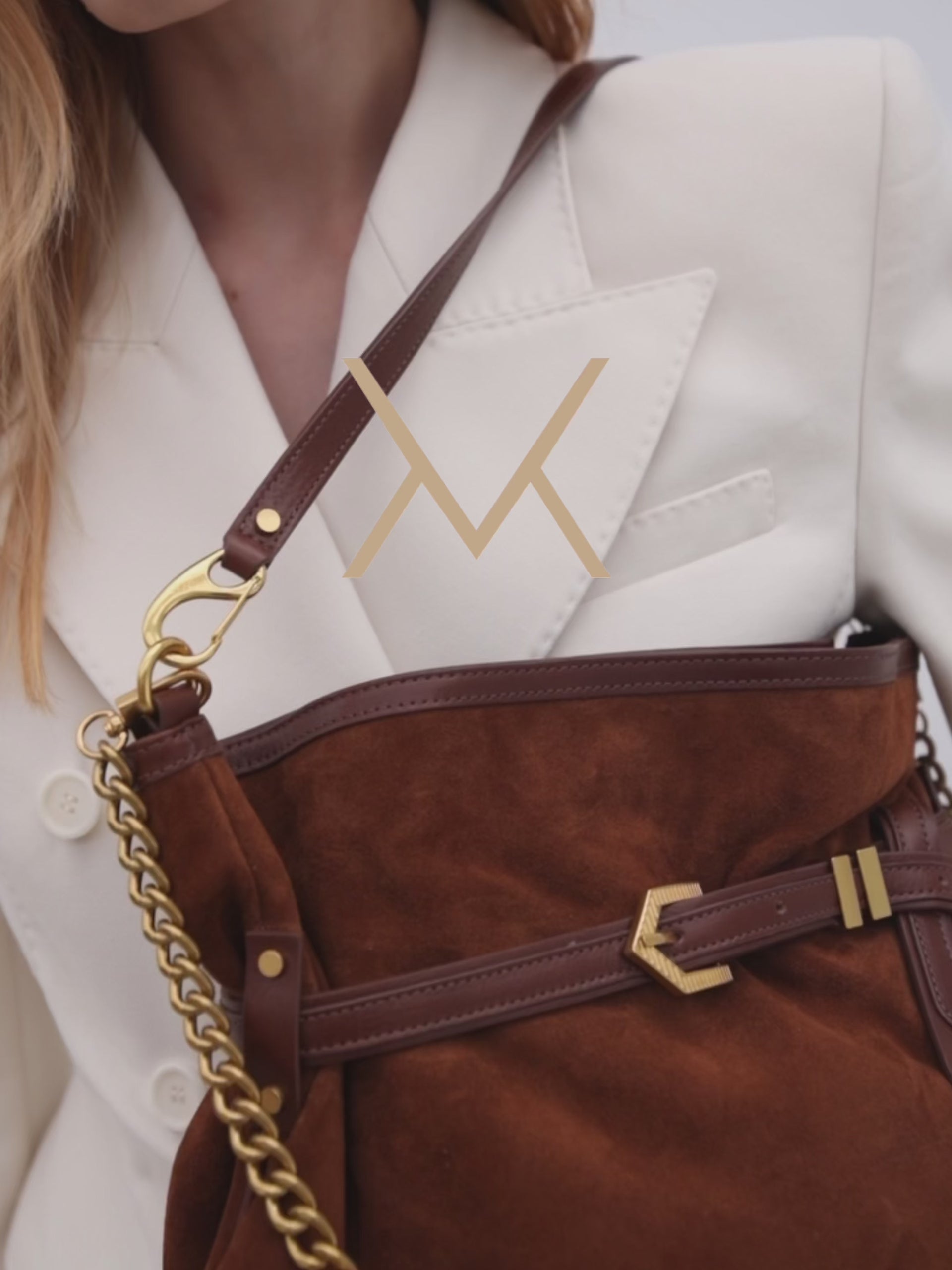 Front view of the Pereira Maxi bag in mink suede leather by Mauska. Designed in San Sebastián and handcrafted in Ubrique, Spain. Defined by texture and contemporary design.