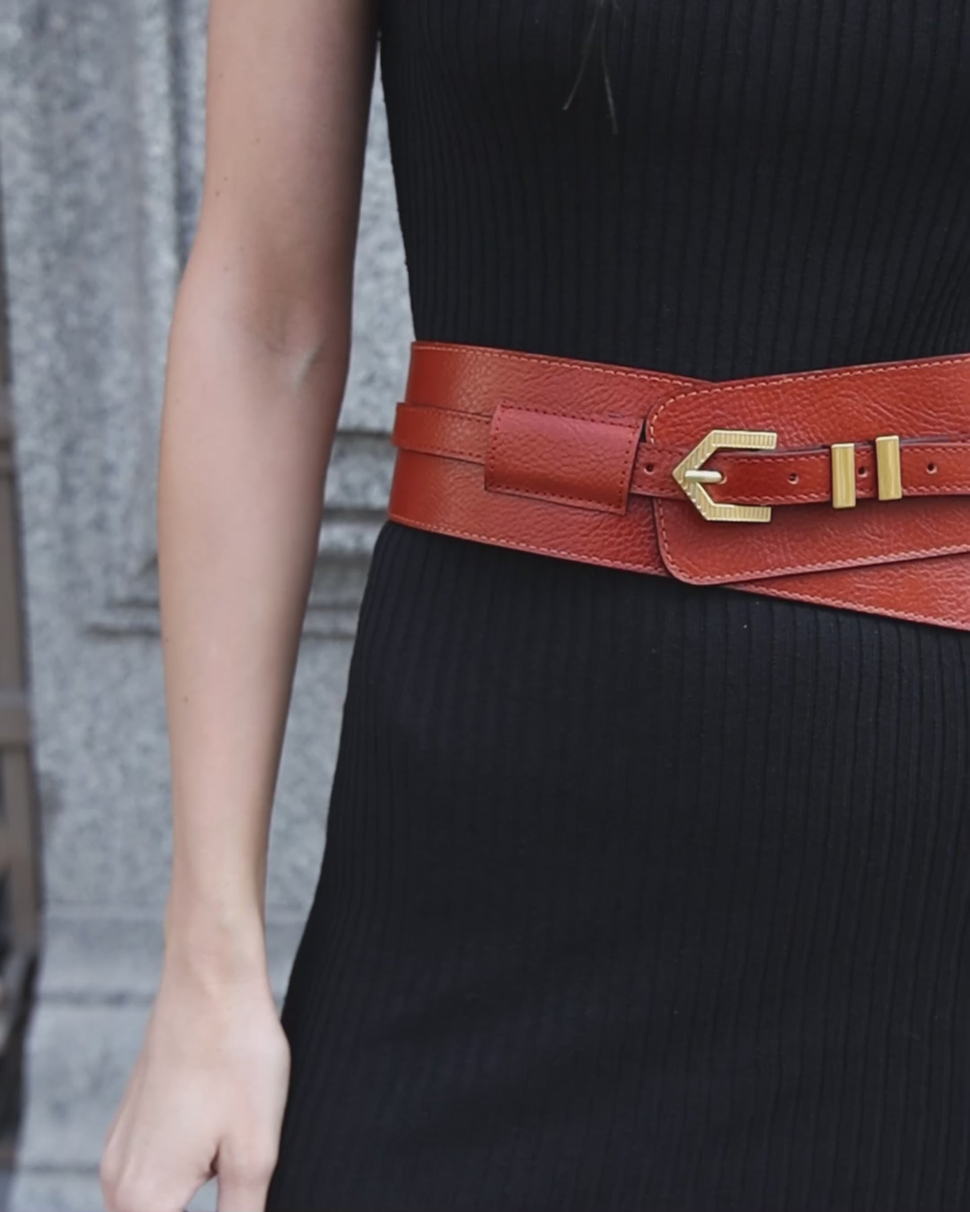 Detailed view of the Louna Duo calfskin leather belt by Mauska. Defined by precise craftsmanship and refined materials, this piece features a clean, understated design. Designed in San Sebastián and made in Ubrique, Spain. Hand-painted edges and a polished buckle complete its finish.