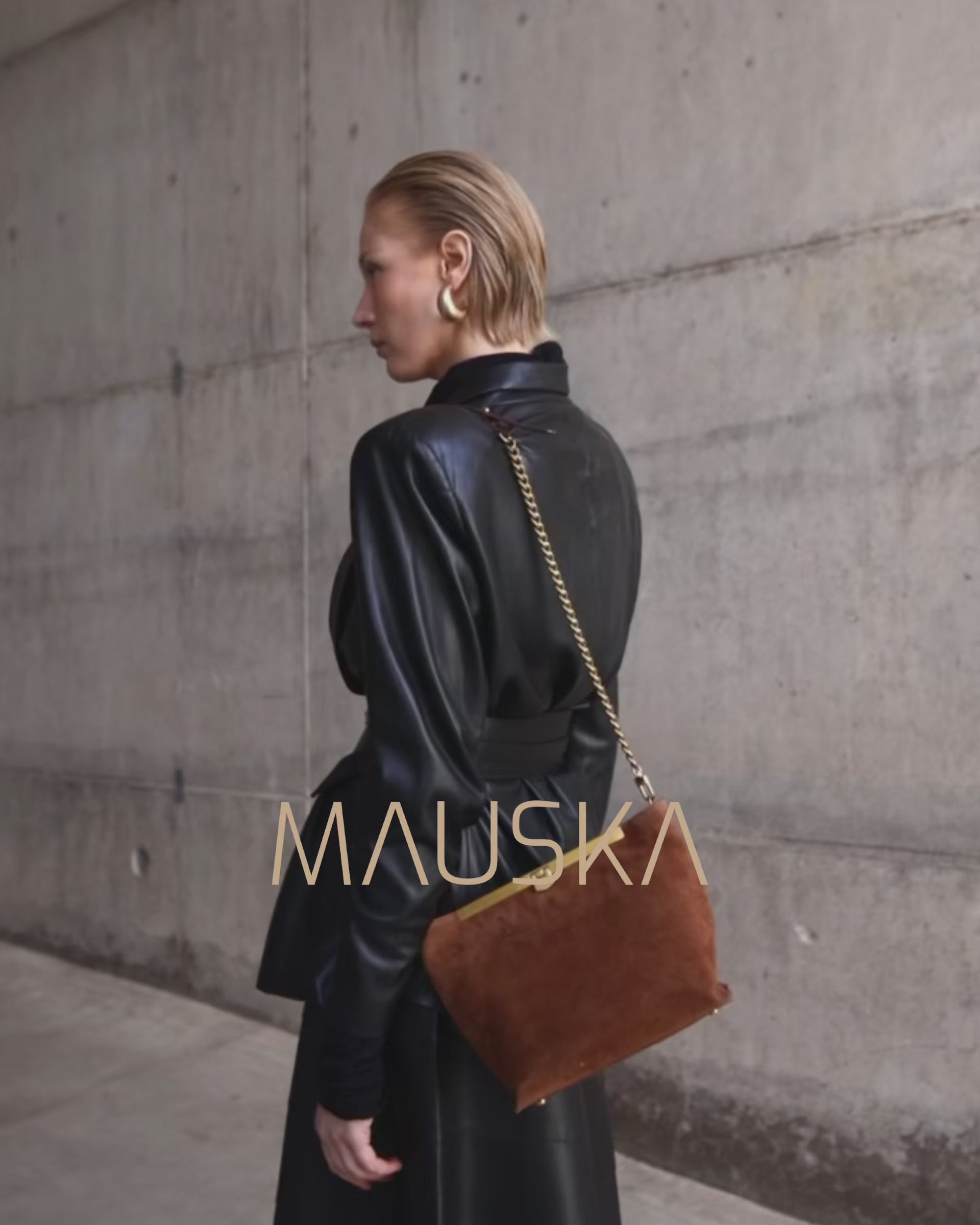 Video of the Petra suede bag in mink color by Mauska. Designed in San Sebastián and handcrafted in Ubrique, Spain. Defined by texture and contemporary design.